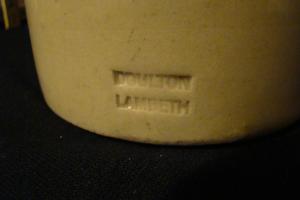 Doulton Lambeth CW123, close-up